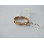 A pierced heart band ring set in 9ct - size N - 1.5gms