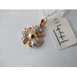 A diamond floral pendant in 21ct gold - 2.4gms