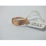 A wheat pattern plain 9ct ring - size M - 1.1gms