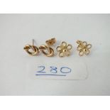Two pairs of earrings - knot & floral - 1.7gms