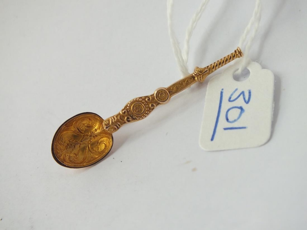 A small coronation spoon brooch set in 9ct - 2.2gms