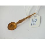 A small coronation spoon brooch set in 9ct - 2.2gms
