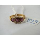 An early Victorian garnet & pearl ring set in 18ct gold - size M - 1.6gms