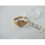 A small signet ring in 9ct - size J