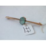 A blue oval stone bar brooch in 9ct - 2.7gms