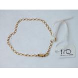 A small fine link bracelet in 9ct