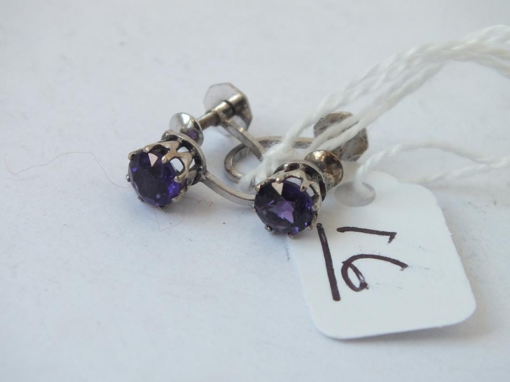 A pair of white gold screw on earrings in 9ct - 1.8gms