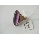 An oval amethyst ring set in 8ct gold - size L - 5gms