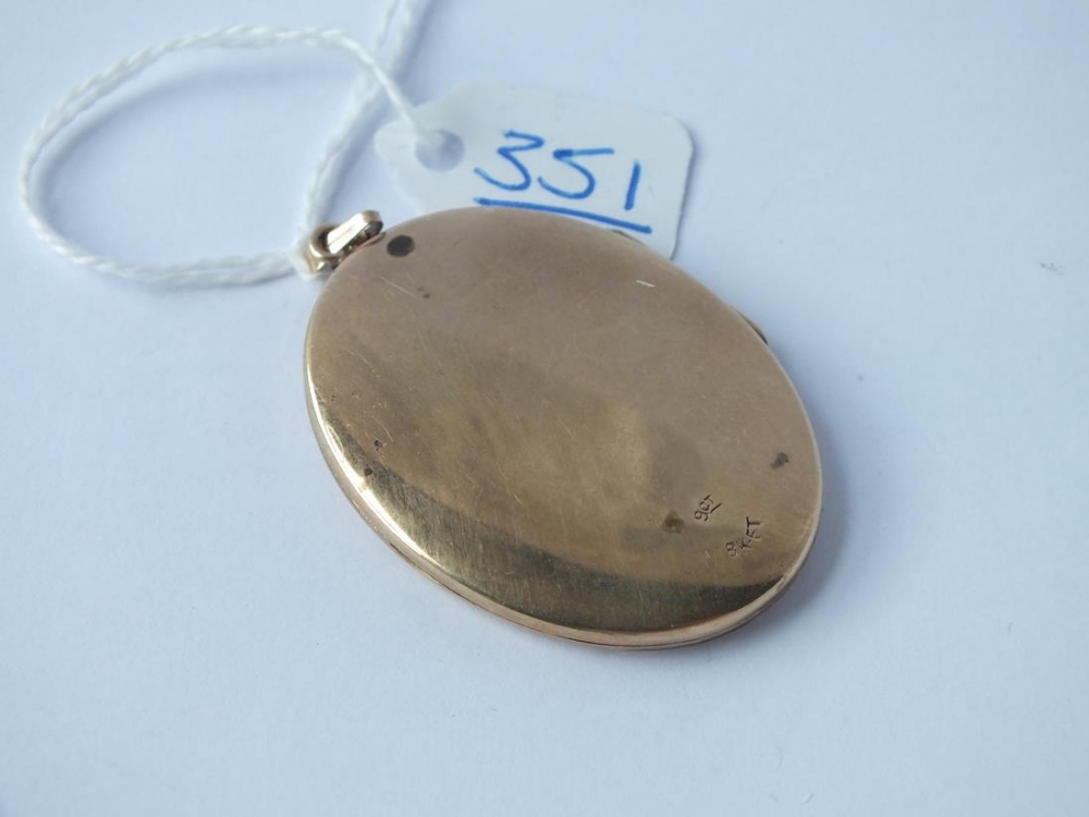 A large oval back & front locket in 9ct - 12.5gms - Image 2 of 3