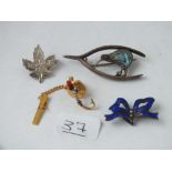 A bag of brooches etc. including 1 of a Kiwi