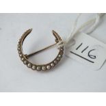A pearl set crescent brooch in 9ct - 1.8gms