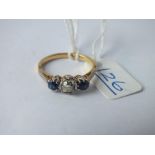 A Vintage old cut diamond & sapphire 3 stone ring in 18ct gold - size O - 3.2gms