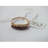 An attractive 5 stone garnet ring set in 9ct - size P - 2gms