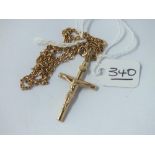 A attractive oval link crucifix pendant necklace in 9ct - 4.7gms