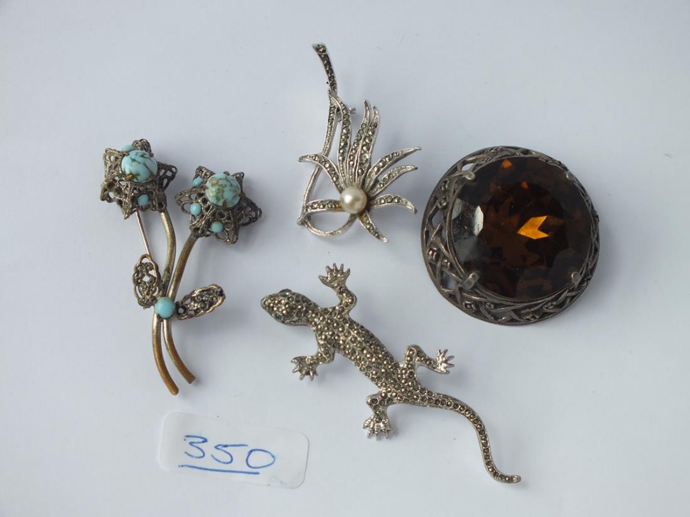 A bag of assorted costume jewellery