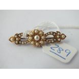 A pearl set brooch set in 15ct gold - 4gms