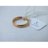A plain gold wedding band in 22ct gold - size H - 3.3gms