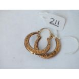 A pair of large hoop earrings in 9ct - 2gms