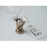 A small harp charm set in gold