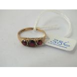 A 3 stone garnet ring in 9ct - size M - 1.5gms