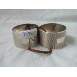 Pair of heavy plain engine-turned napkin rings - 86gms