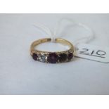 A garnet & diamond 5 stone ring (1 diamond stone missing) in 18ct gold - size S - 4.4gms