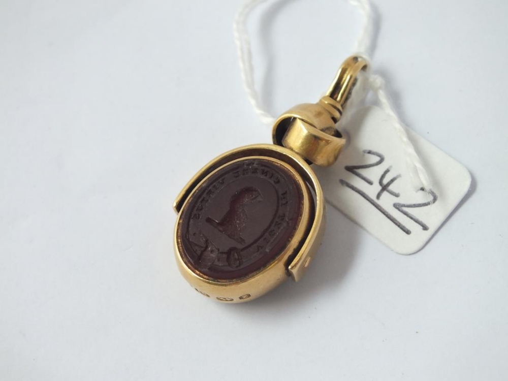 A agate intaglio spinning fob in 18ct gold