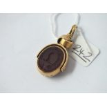 A agate intaglio spinning fob in 18ct gold