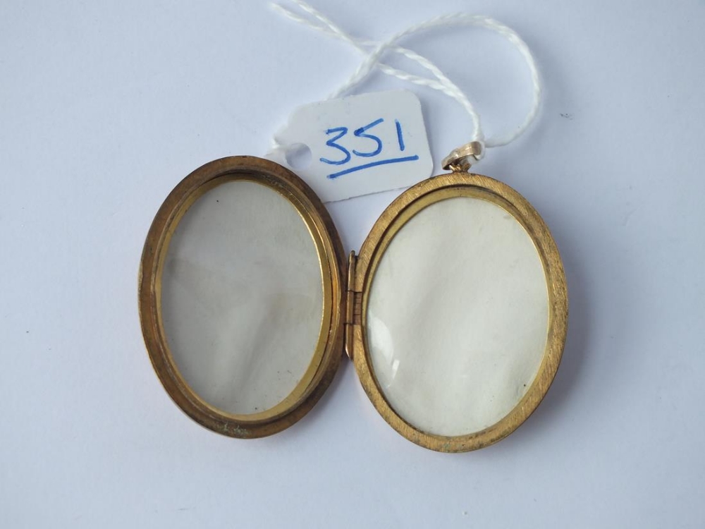 A large oval back & front locket in 9ct - 12.5gms - Image 3 of 3