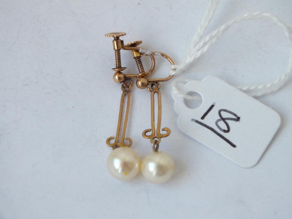 A pair of pearl drop earrings in 9ct - 2gms