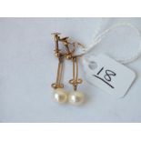 A pair of pearl drop earrings in 9ct - 2gms