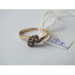 A small cross over ring in 9ct - size P - 1.9gms