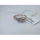 A white stone 9ct white gold ring with smaller stones on shoulders - size M - 1.6gms