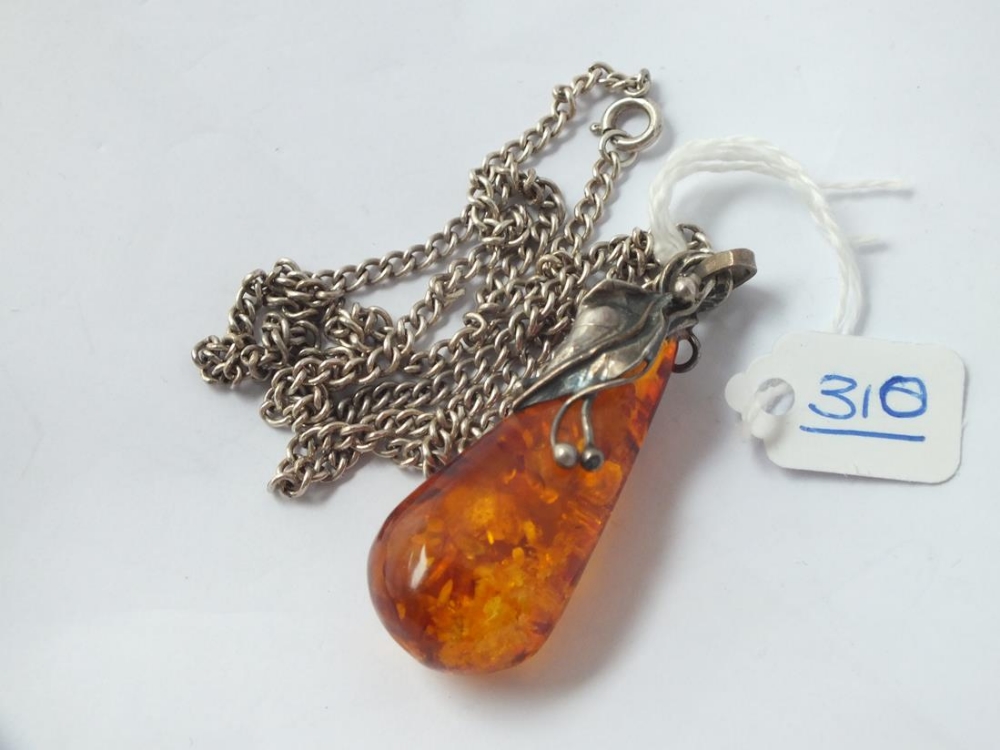 A silver & amber drop pendant necklace