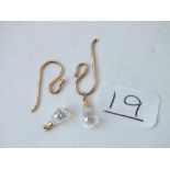 A pair of crystal drop earrings in 9ct