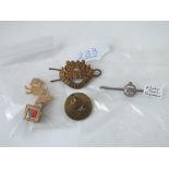 A bag of assorted military brooches, silver tank regiment brooches etc.