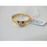 A solitaire diamond ring set in 18ct gold - size T - 2.6gms