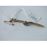 A Victorian aqua bar brooch in 15ct gold - 2gms