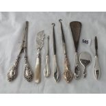 Various items to incl. butter knife, love strechers, button hooks etc. (8 items)