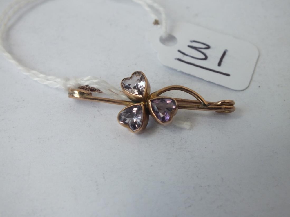 A amethyst shamrock brooch in 9ct - 1.8gms