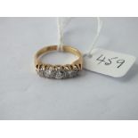 A GOOD 5 STONE DIAMOND RING SET IN 18CT GOLD - SIZE K - 3.8gms
