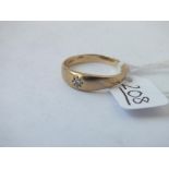 A gypsy set single stone ring in 9ct - size R - 1.9gms