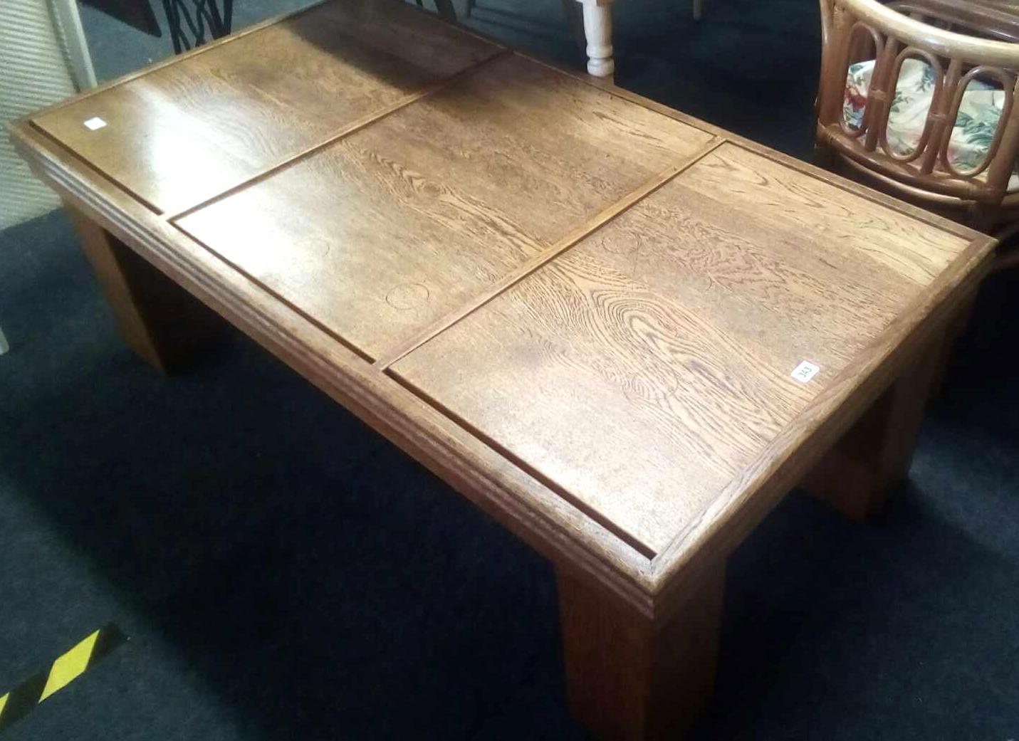 LARGE & STYLISH OAK COFFEE TABLE WITH SOLID LEGS