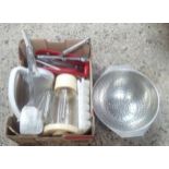 SMALL CARTON OF KITCHEN ITEMS INCL; COLANDER & BLENDER JUGS