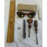 PAIR OF VINTAGE POLAROID LADIES SUNGLASSES, POCKET KNIFE, 2 SCREW DRIVERS & A WOOD 12'' RULE