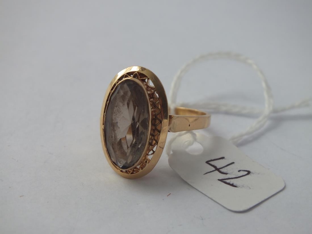 Vintage oval light quartz ring in 18ct gold - size Q - 5.9gms