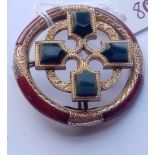 Scottish three-colour gold circular brooch set with hard stone agates - 47mm