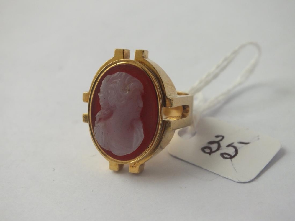 GOOD HARDSTONE CAMEO RING IN 18CT GOLD - SIZE M - 12.5GMS - Image 2 of 2