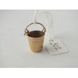 Charm in form of champagne bucket in 9ct - 1.5gms