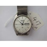 Gents stainless steel Seiko quartz wristwatch with seconds sweep and calendar dial